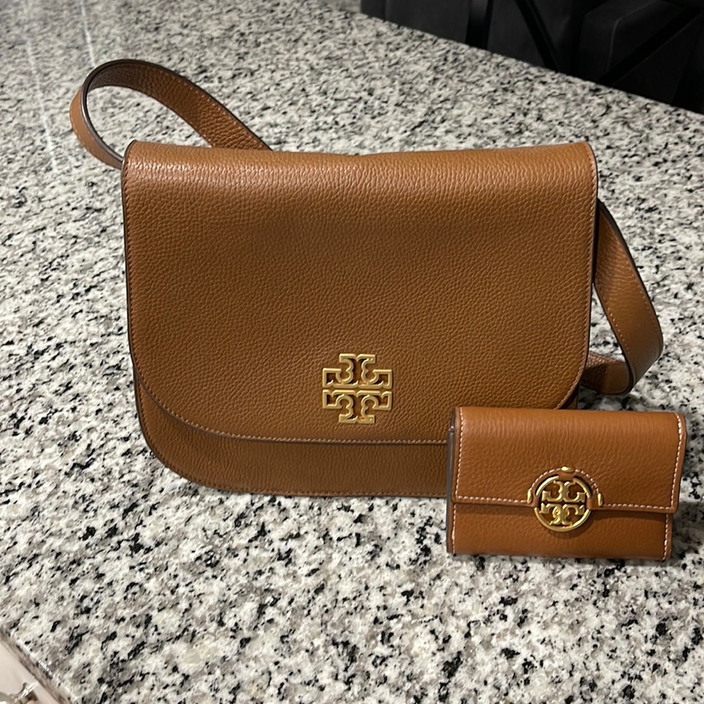 Tory Burch crossbody bag with matching wallet in excellent condition.